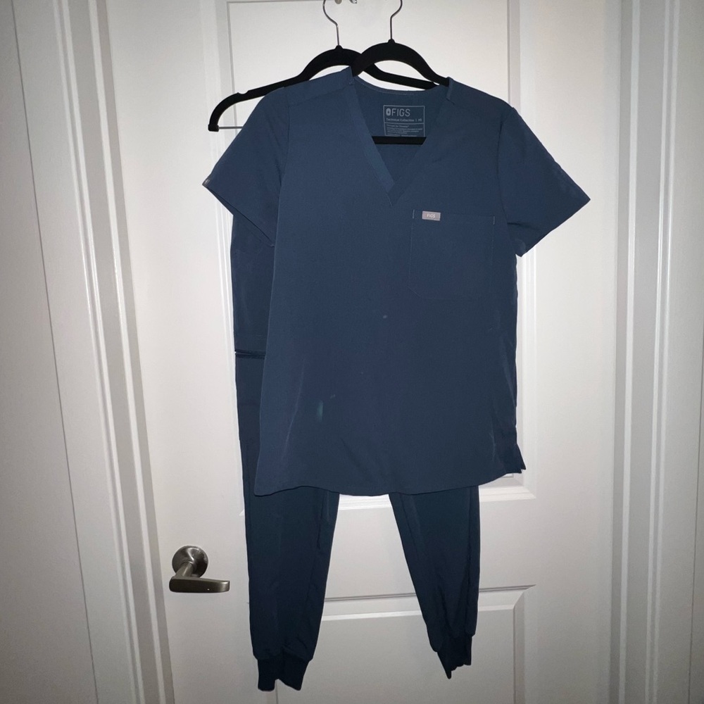 FIGS Zamora Jogger Scrub Pant & Catarina One-Pocket Scrub Top